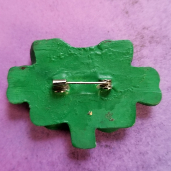 Vintage green shamrocks brooch pin St pattys day - Picture 6 of 6
